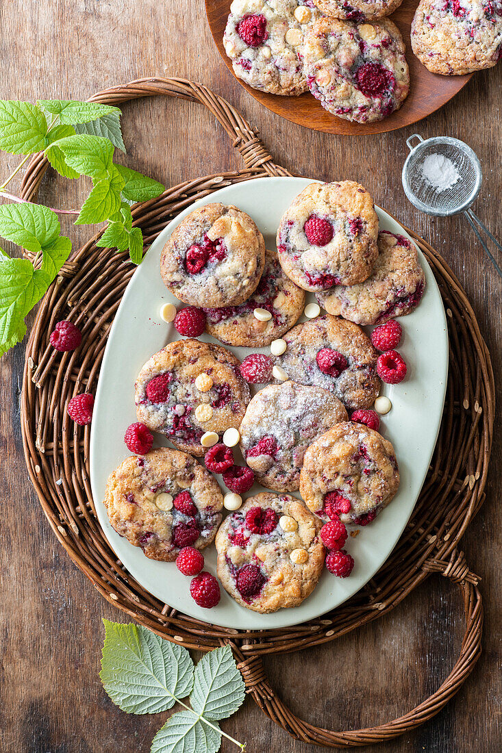 Himbeer-Cookies mit weißer Schokolade