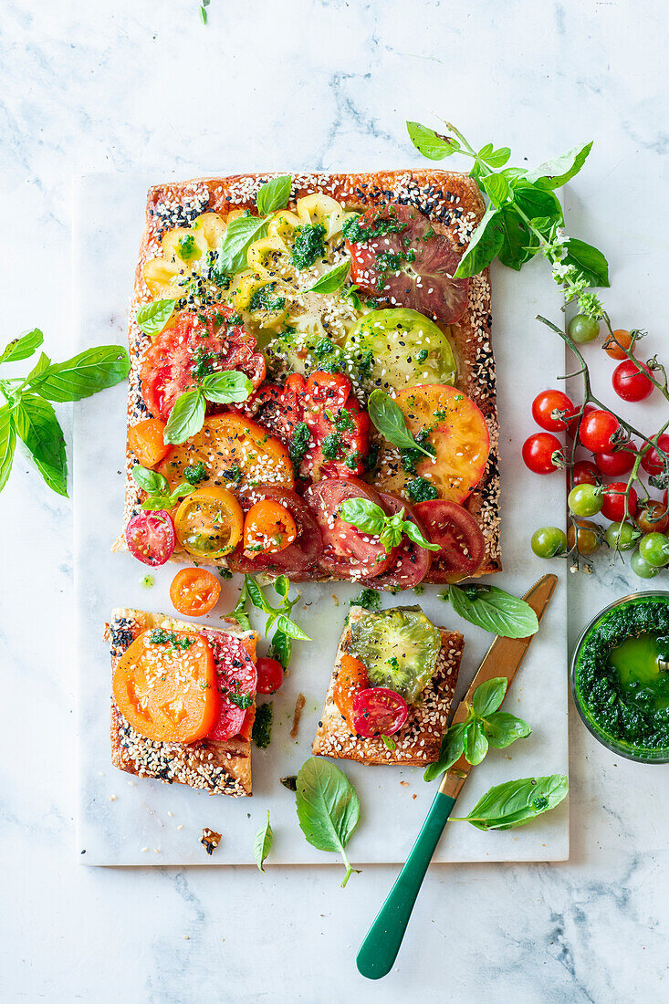 Tarte mit frischen Tomaten und Pesto