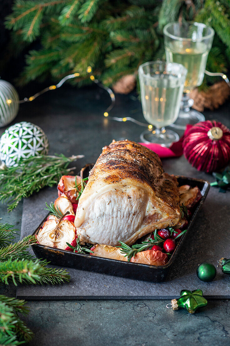 Gebratenes Schweinefleisch für Weihnachten