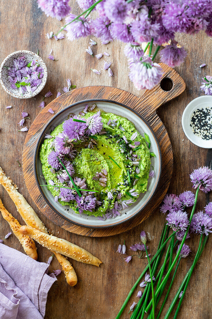 Schnittlauchbutter mit Schnittlauchblüten