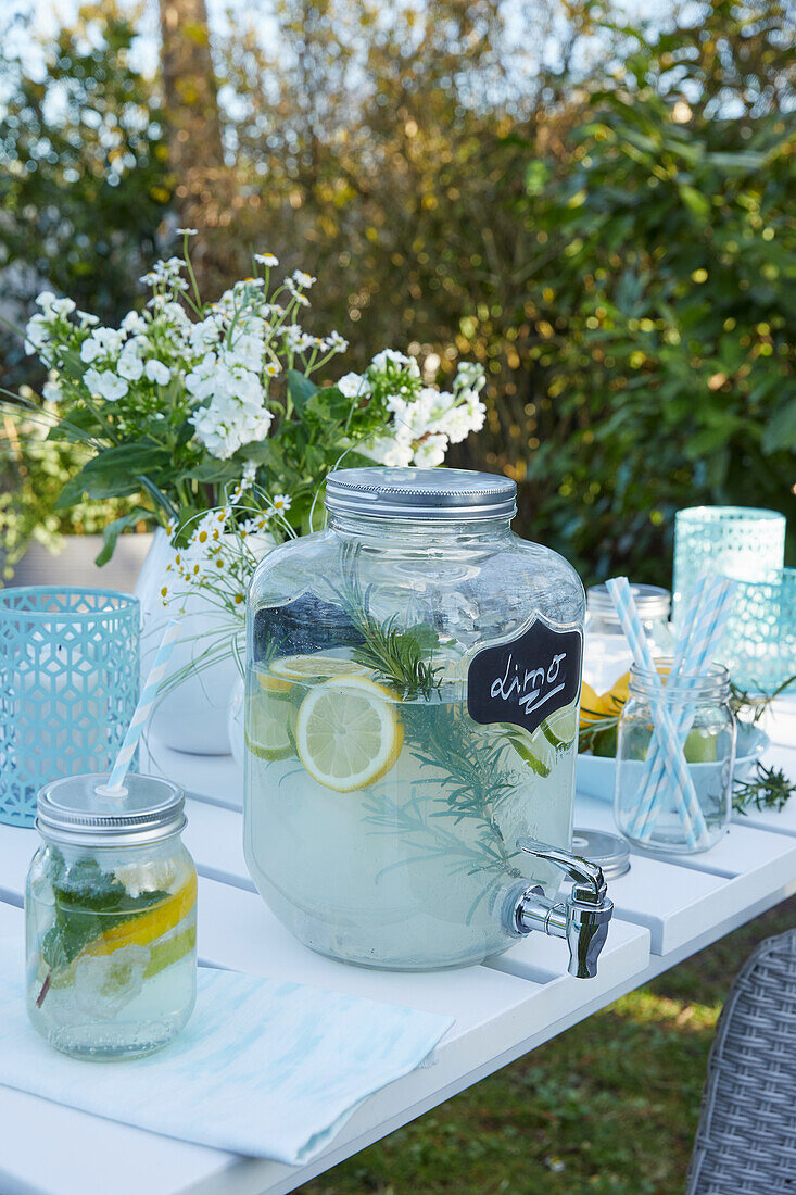 Limonade im Getränkespender auf Garatentisch