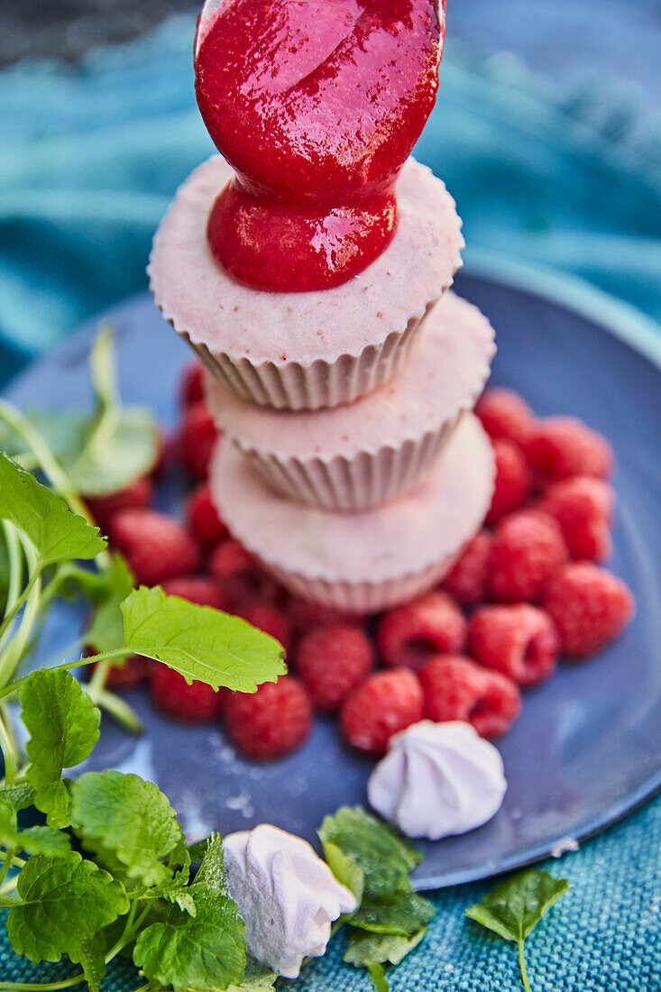 Himbeer-Cheesecake aus Muffinförmchen