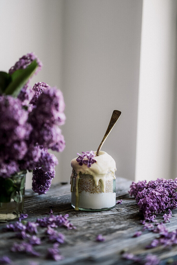 Bananendessert mit Joghurt-Amaranth und Fliederblüten