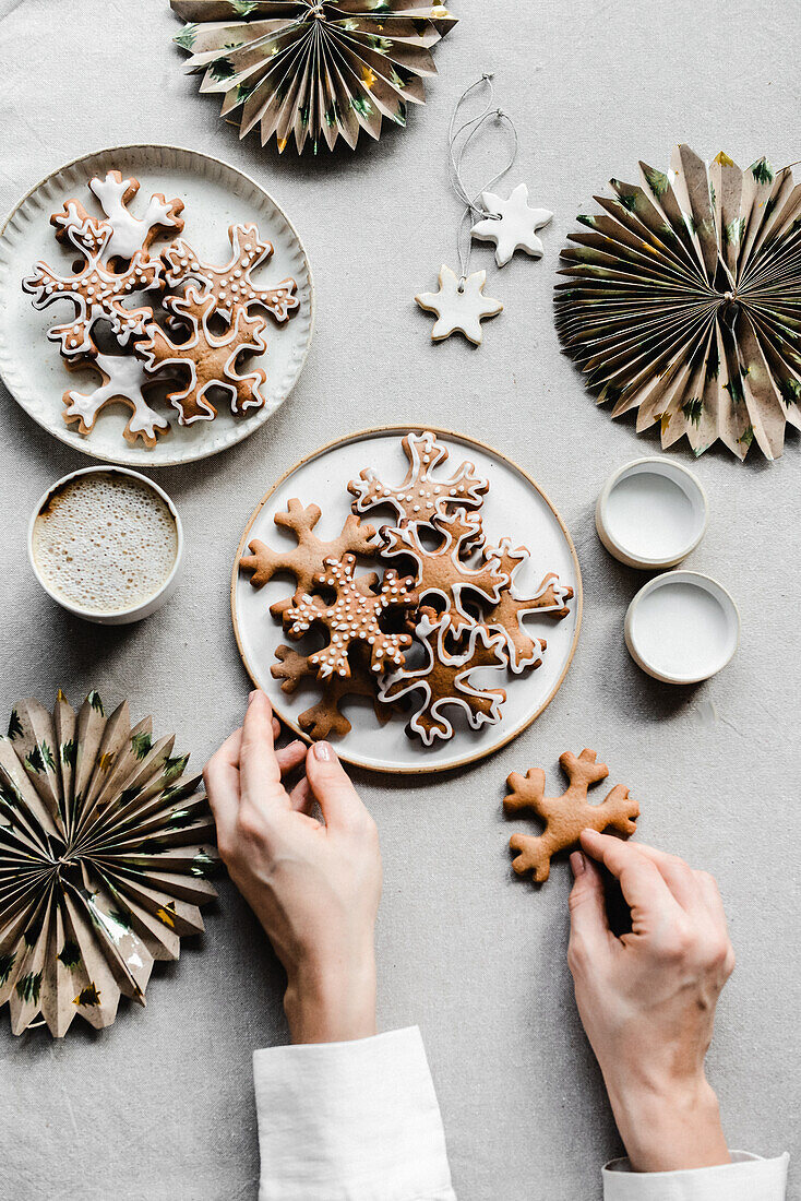 Snowflake gingerbread cookies