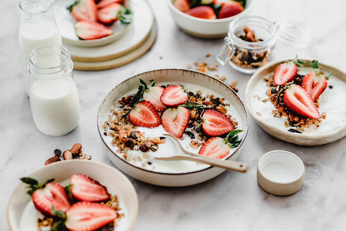 Joghurt mit Müsli und Erdbeeren