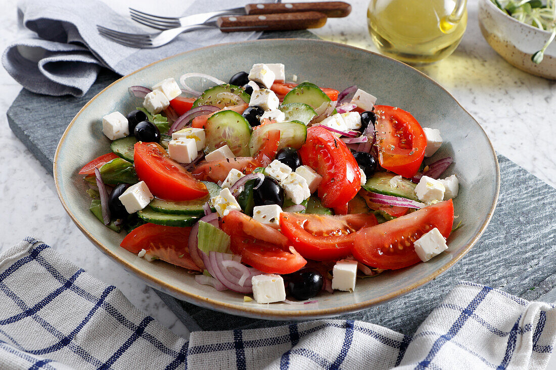 Griechischer Salat mit Tomaten, Gurken, Oliven und Feta