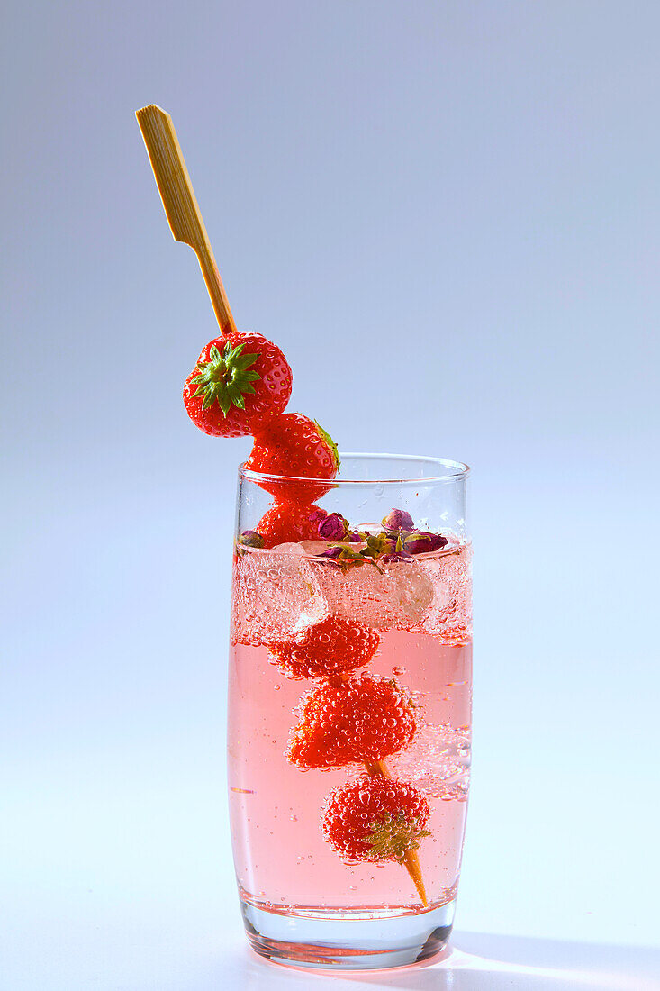 Cocktail mit Rose Lemonade und Erdbeeren
