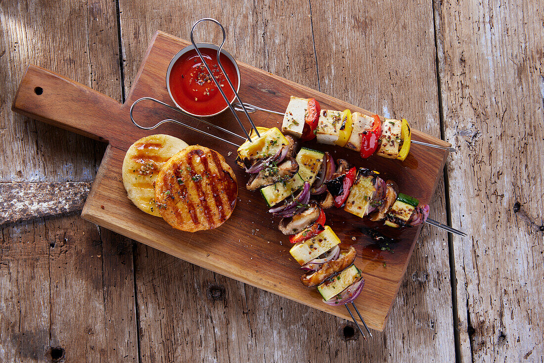 Vegetarian grilled skewers and slices of grilled cheese