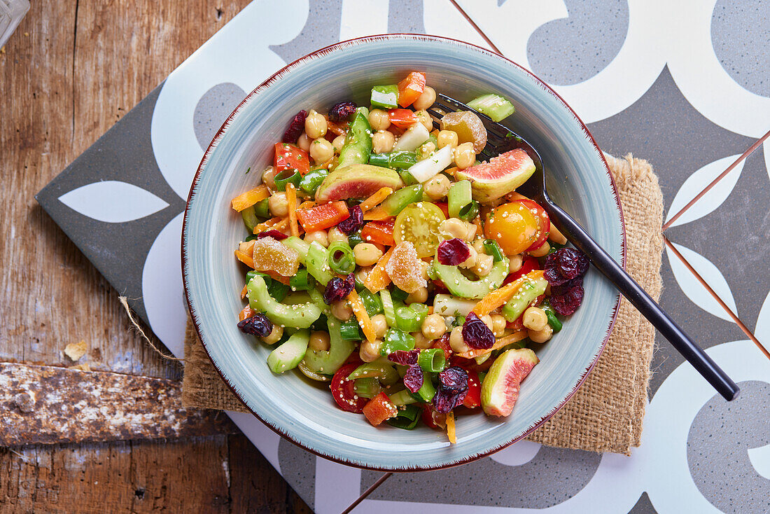 Salat mit Kichererbsen, Stangensellerie, Tomaten, Feigen und kandiertem Ingwer