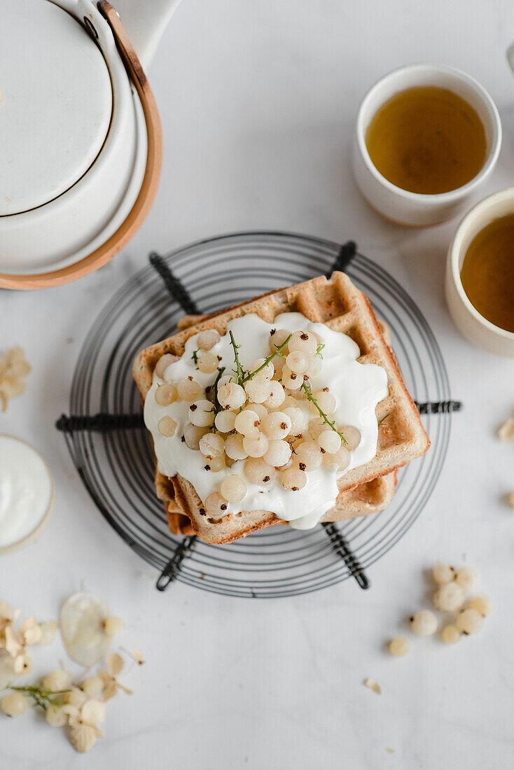 Buchweizenwaffeln mit Kokoscreme und weißen Johannisbeeren