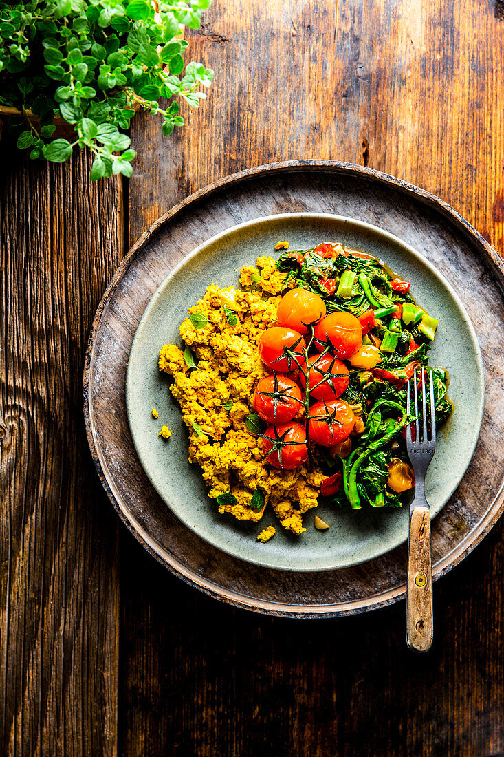 Scrambled Tofu mit Cime di Rapa und Tomaten