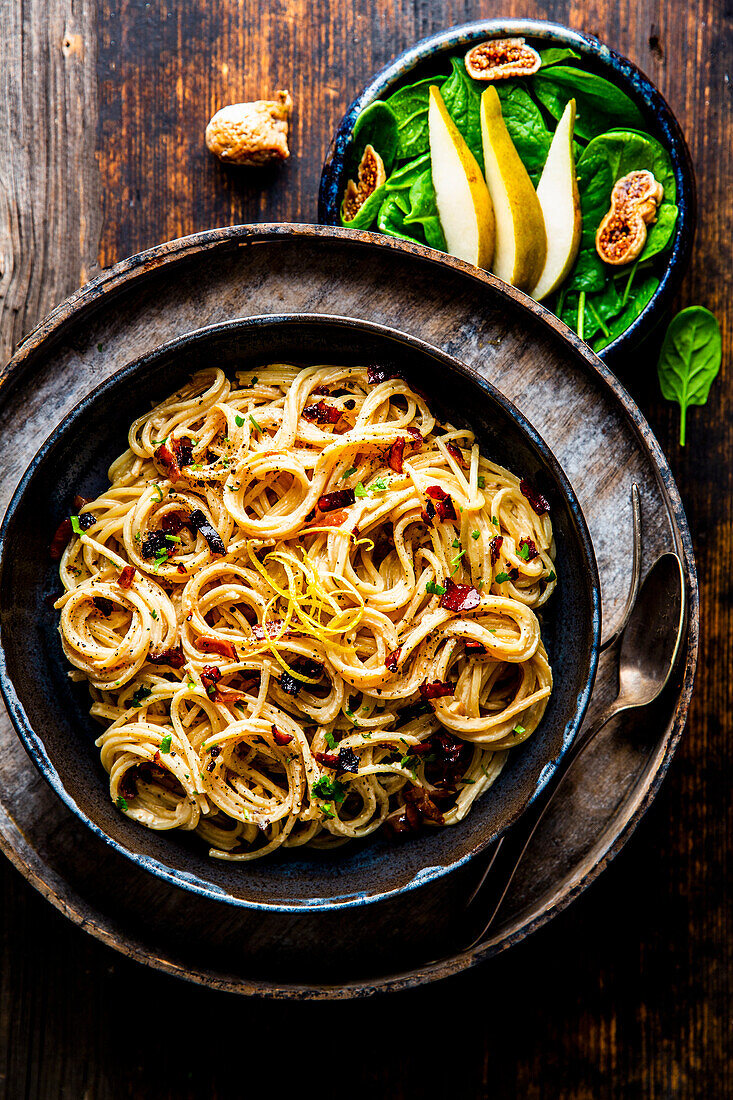 Spaghetti Carbonara mit Joghurt und Spinat-Feigensalat
