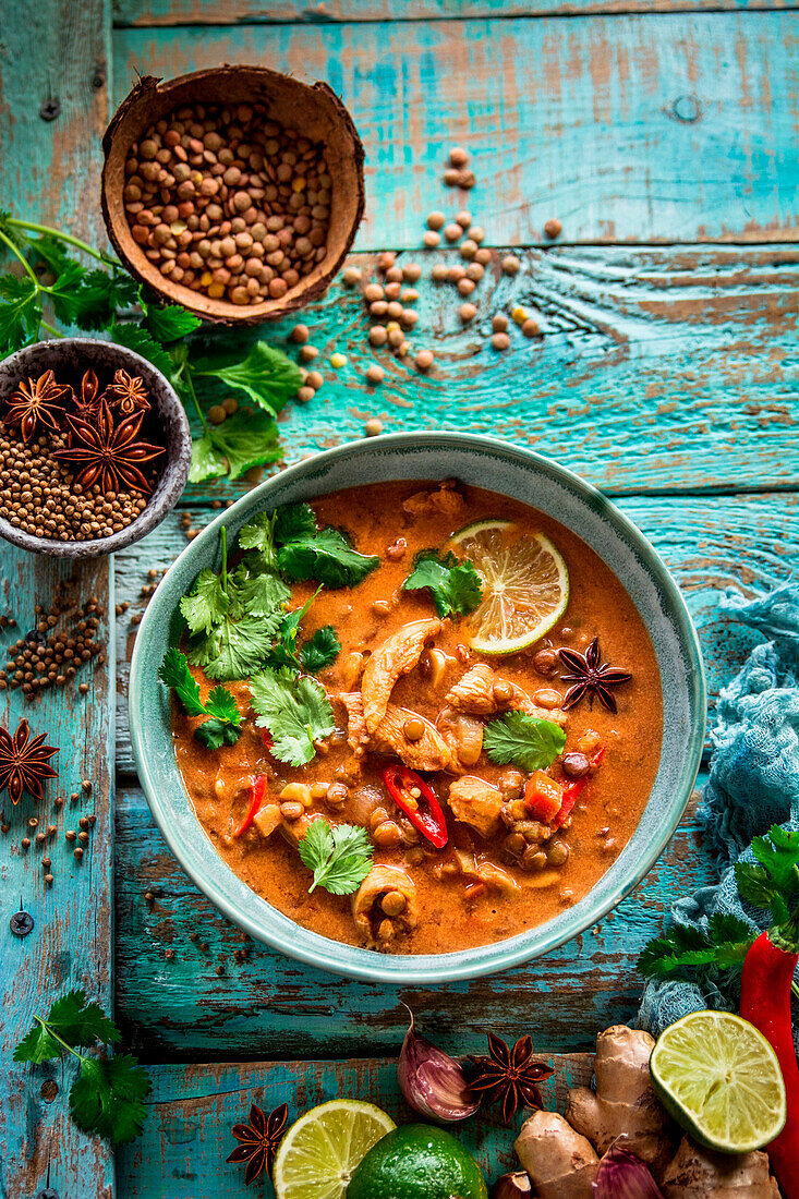 Indische Suppe mit Linsen und Hähnchenfleisch