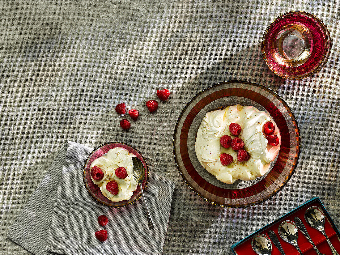 Cranachan (Schottisches Dessert mit Himbeeren und Sahne)