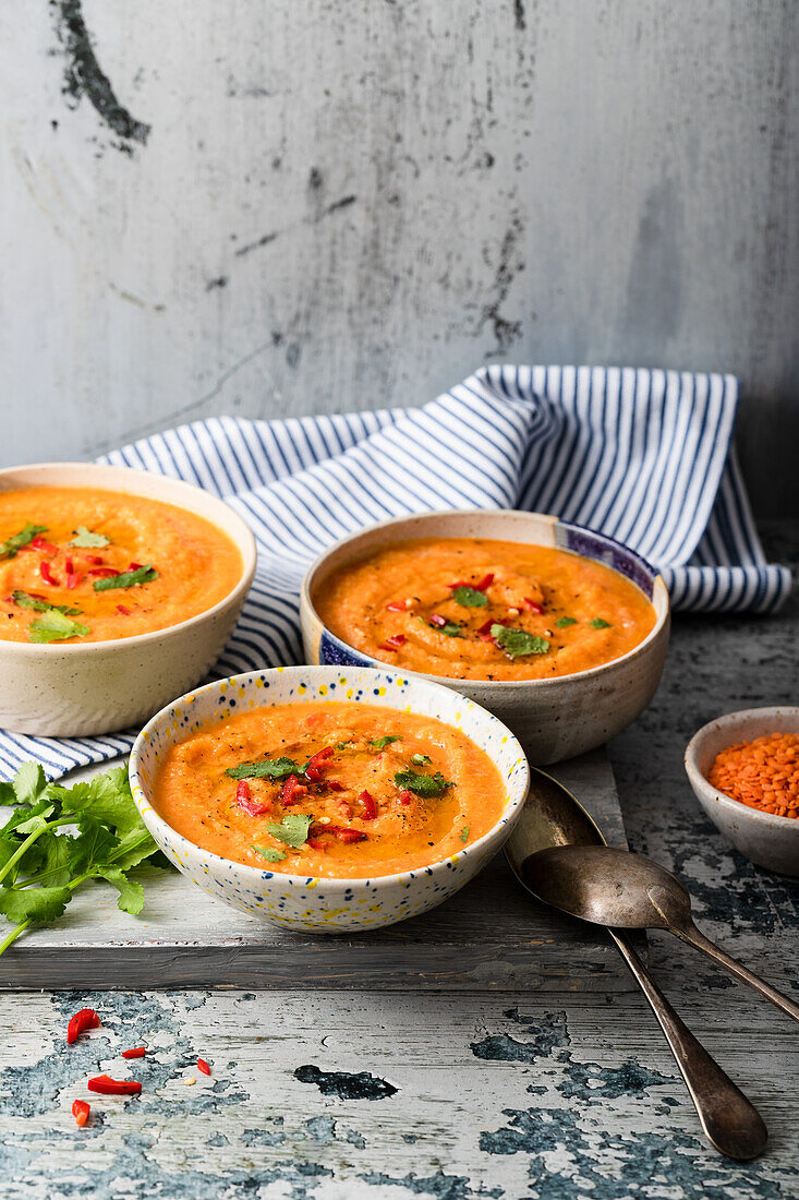Karotten-Linsen-Suppe mit Chili, Korianderblättern und Pfeffer