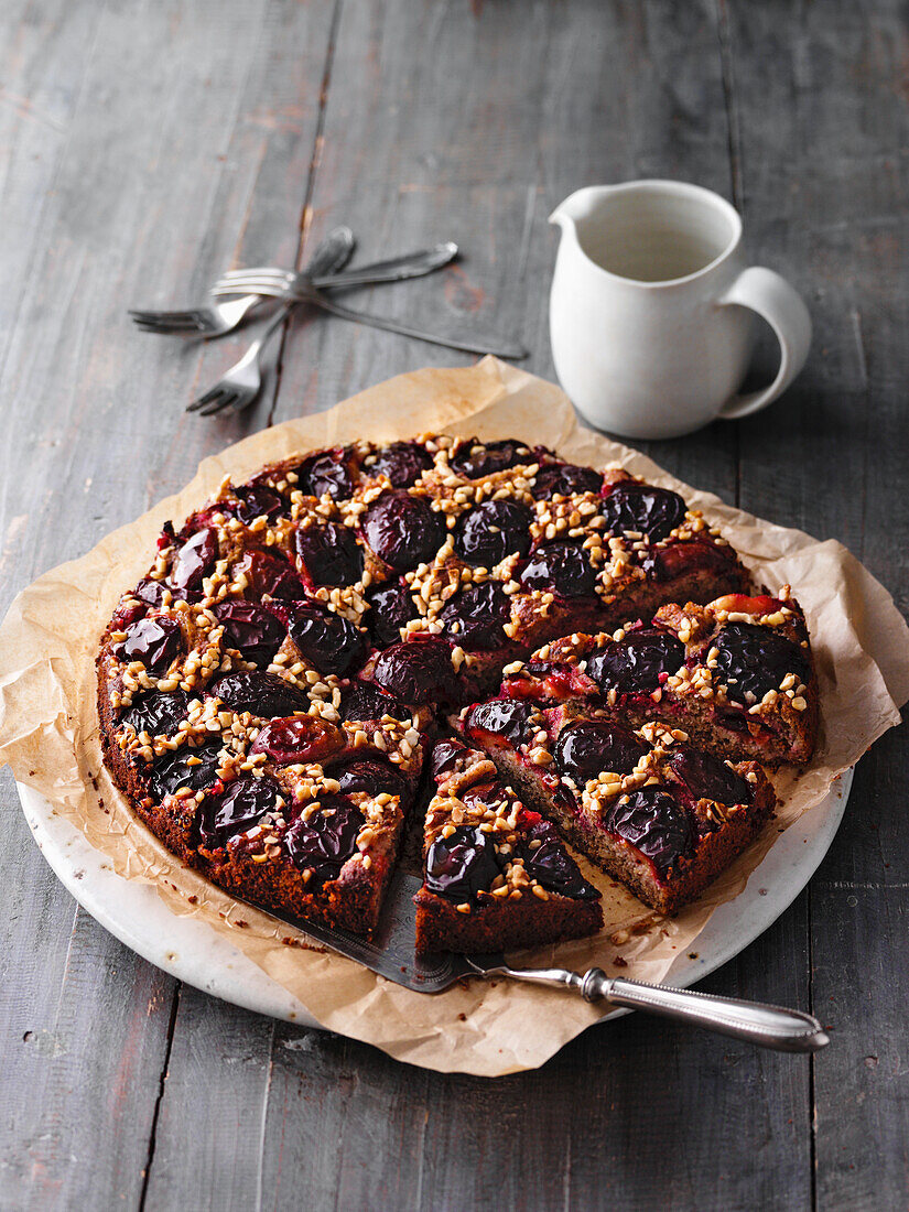 Versunkener Zwetschgenkuchen mit Haselnüssen