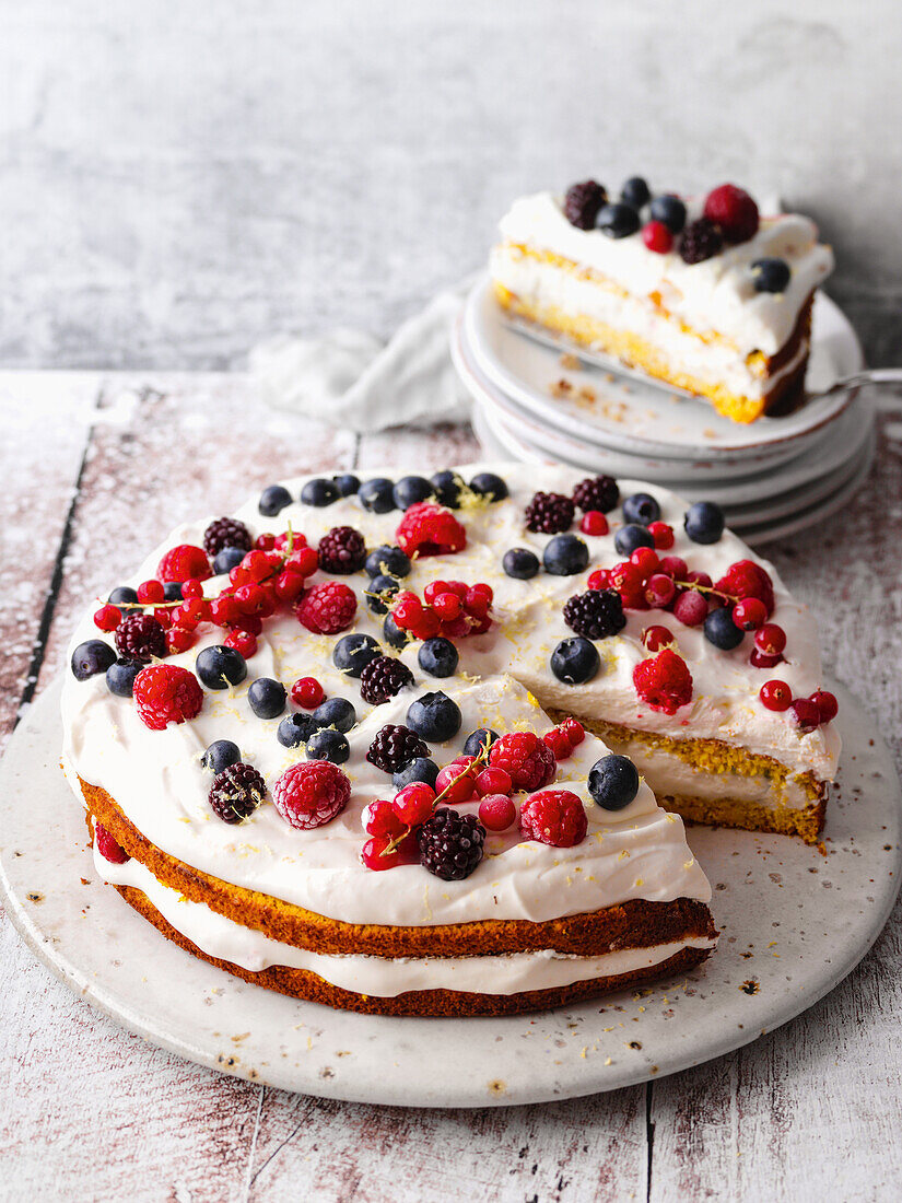 Naked Skyr-Torte mit frischen Beeren