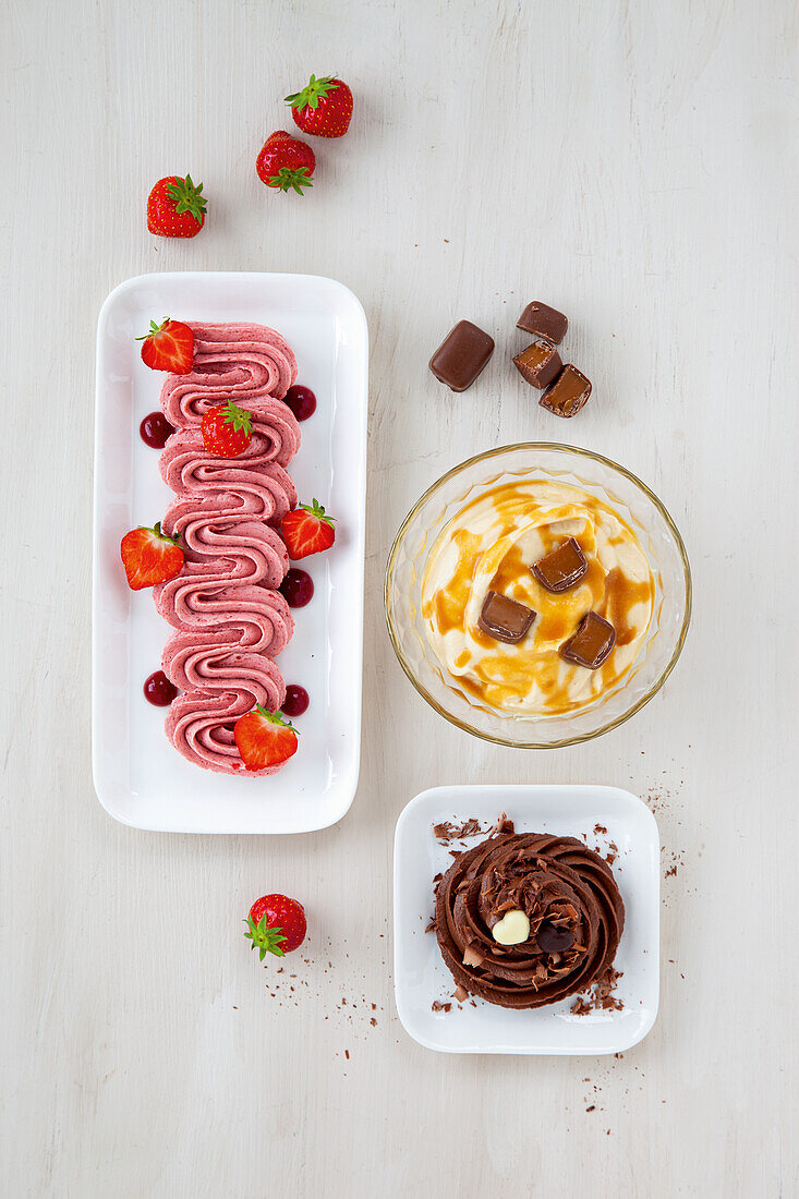 Creamy toppings for mug cakes - caramel, chocolate, strawberry