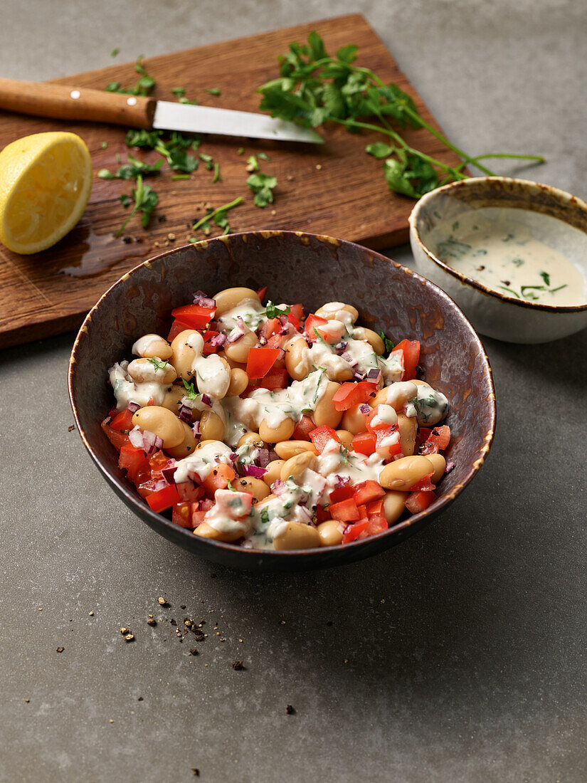 Salat mit weißen Riesenbohnen mit Tahindressing