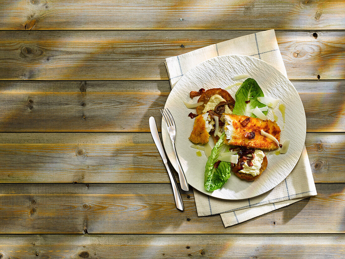 Panierte Scholle mit Bruschetta und Caesar Salad