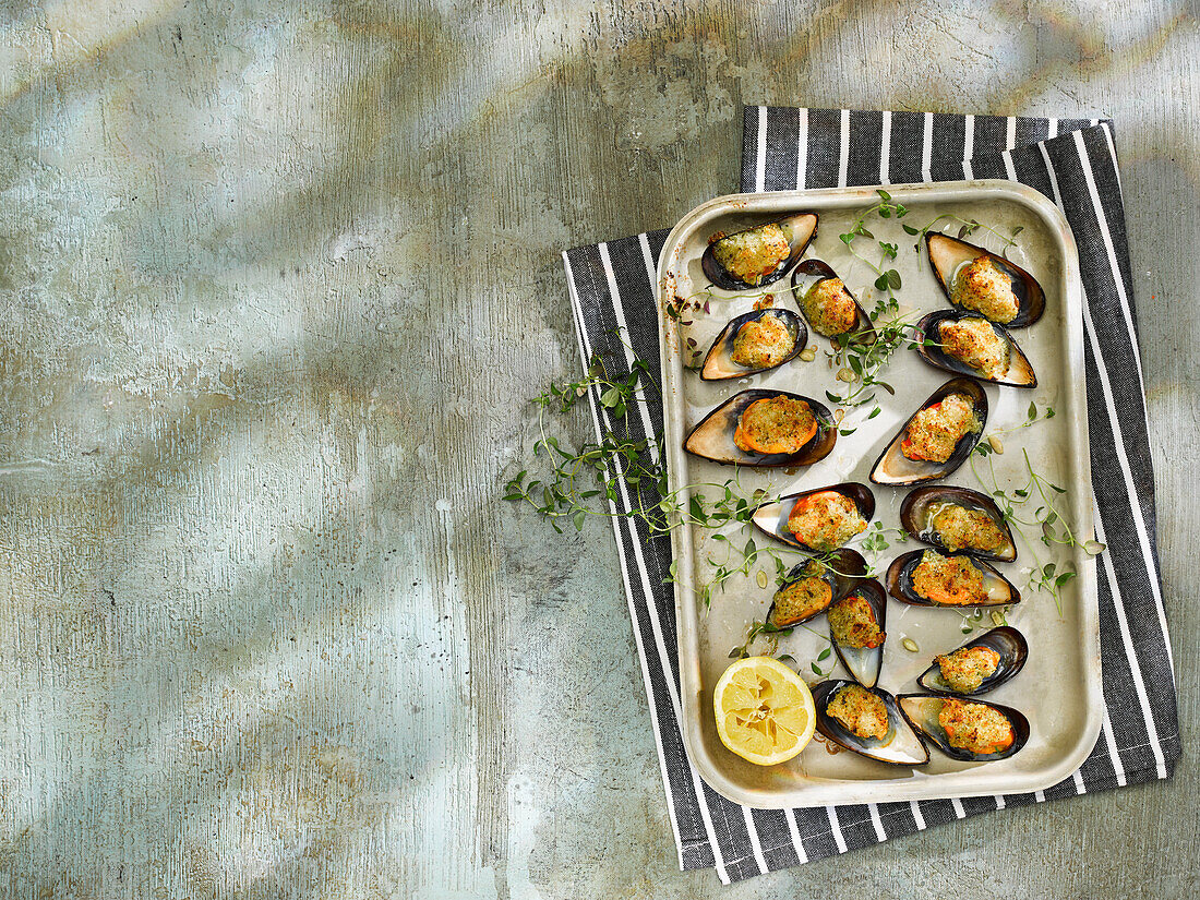 Stuffed and gratinated mussels