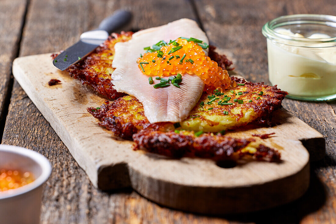 Kartoffelpuffer mit Forelle und Forellenkaviar