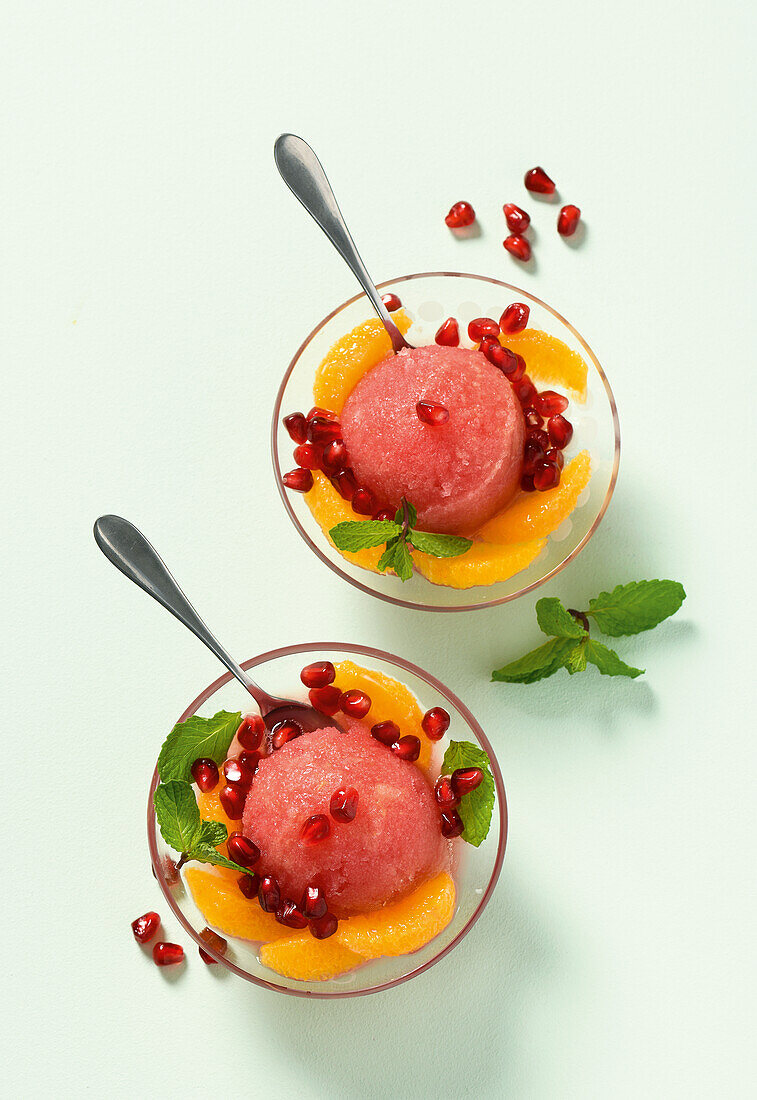 Rosa-Grapefruit-Sorbet mit Orangen und Granatapfelkernen