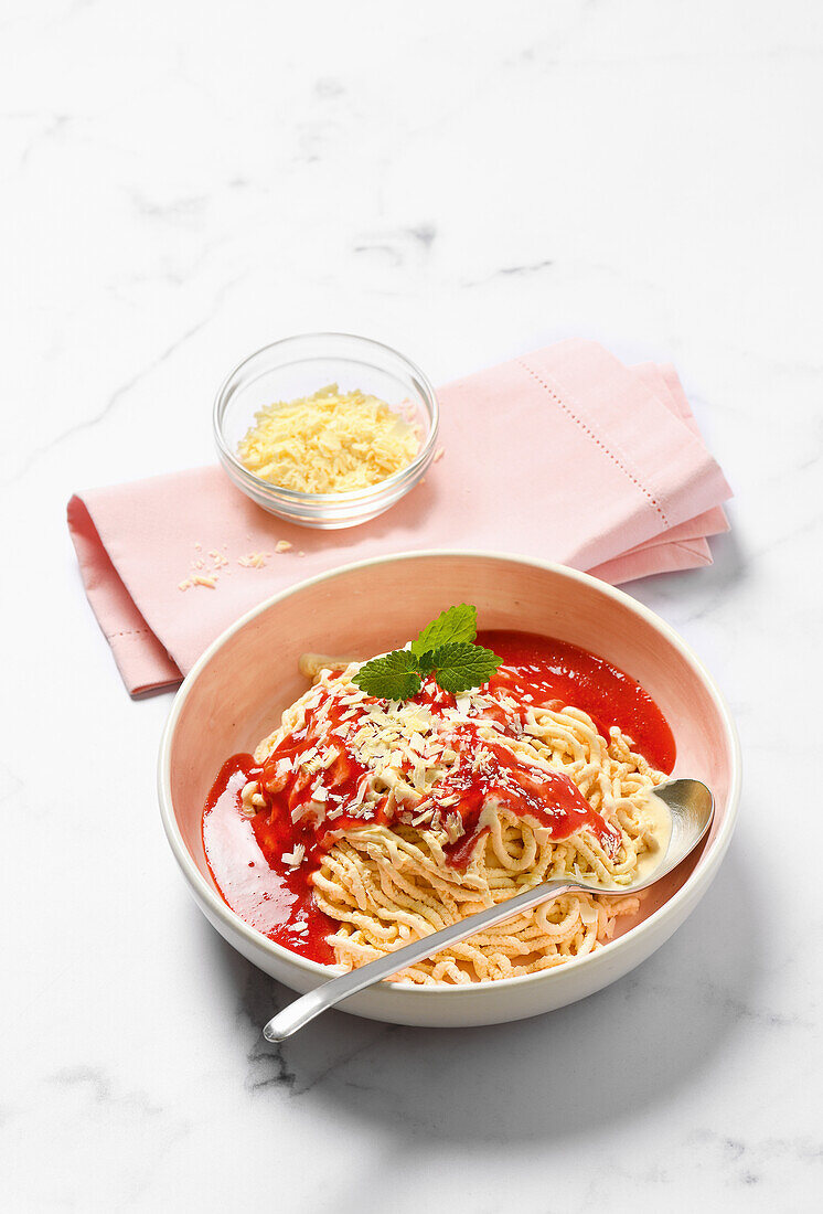 Spaghettieis mit Beerensauce