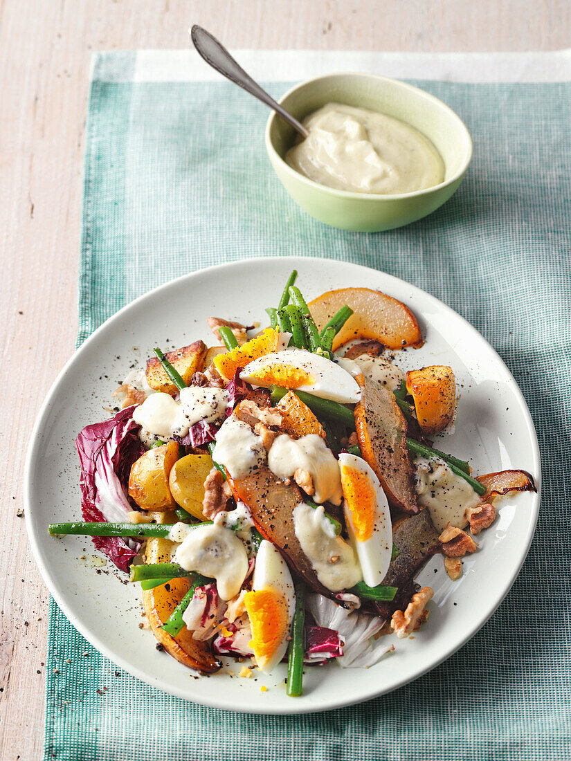 Kartoffelsalat mit Bohnen, Eiern, Birne und Blauschimmelcreme-Topping