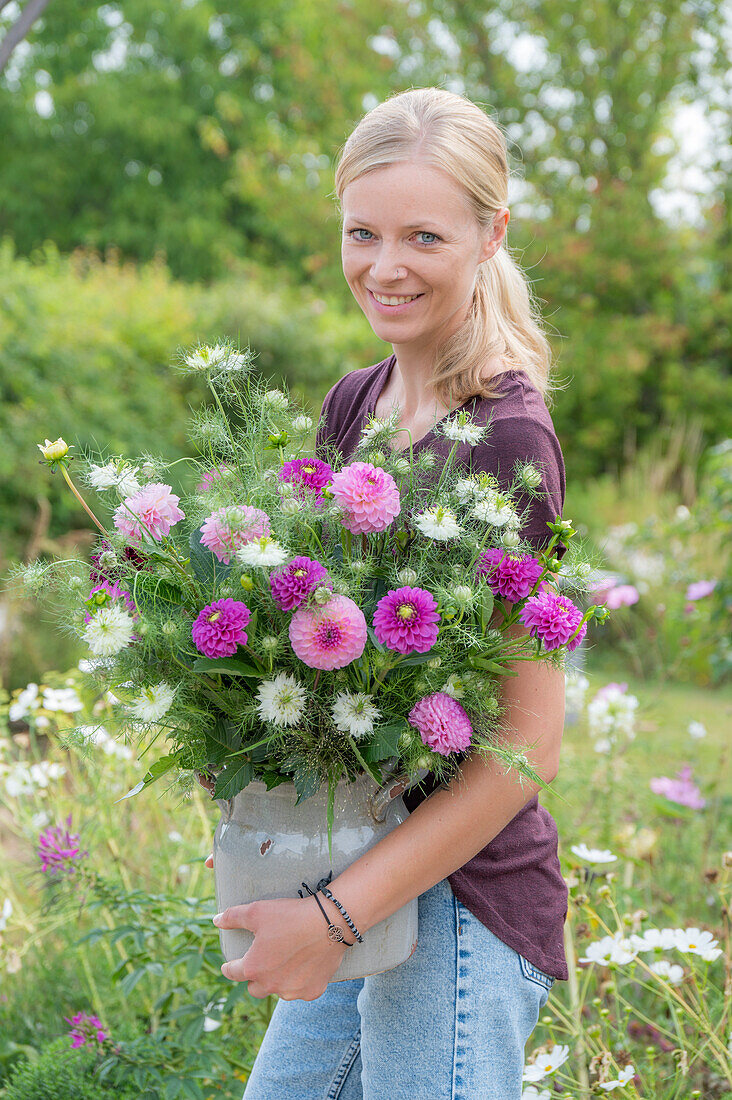 Strauß aus Dahlien und Jungfer im Grünen in Tongefäß