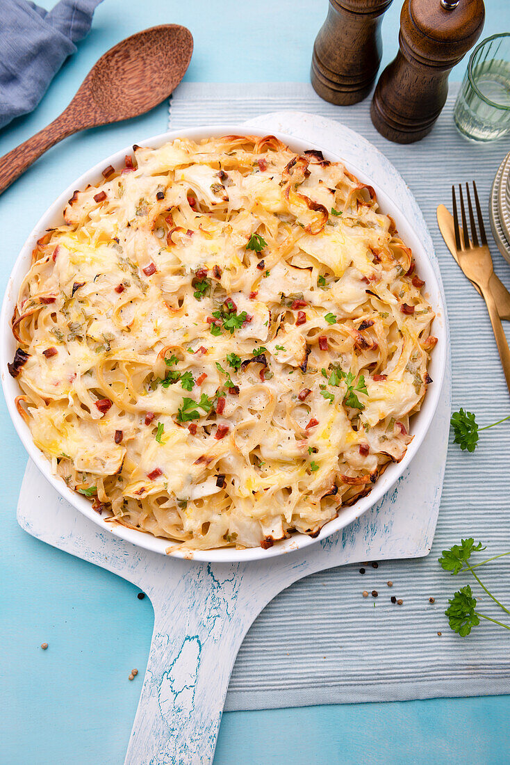 Pasta and cabbage gratin with vegan 'ham bacon
