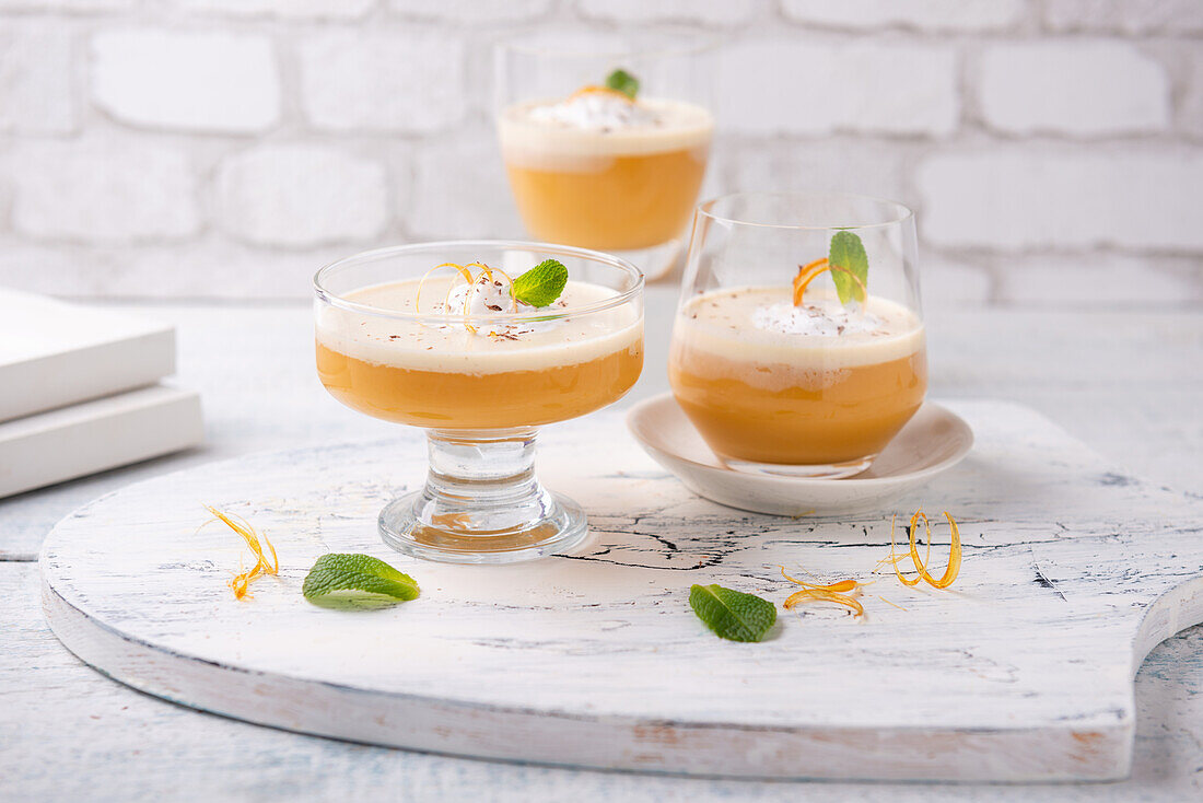 Veganer Karamell-Pudding mit 'Sahnecreme'