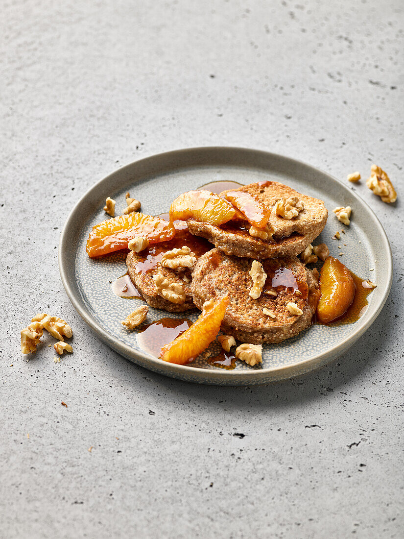 Dinkel-Pancakes mit Orangen-Chutney und Walnüssen