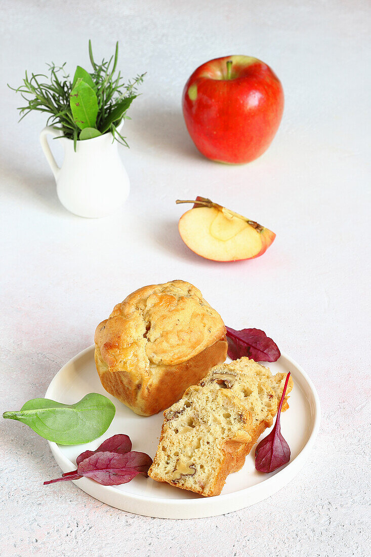 Minikuchen mit Apfel, Tomate, Käse und Walnüssen