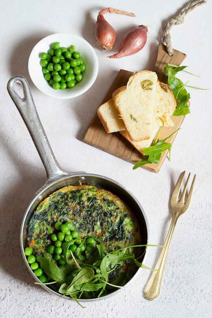 Omelette with spinach, peas and malga cheese