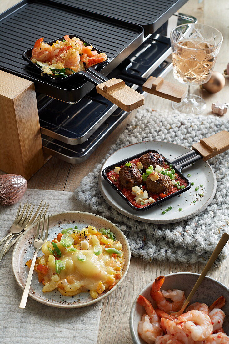 Raclette - Paprika-Keftedes, Mac and Cheese, Garnelen 'süß-sauer'