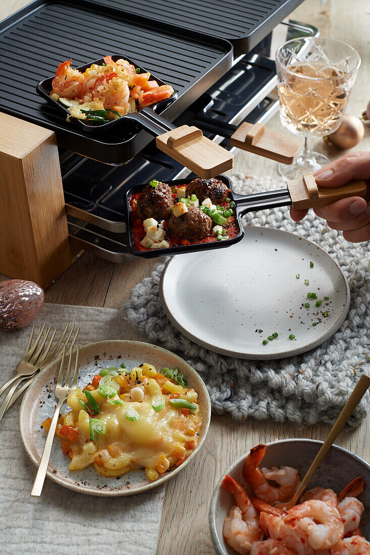 Raclette - Paprika-Keftedes, Mac and Cheese, Garnelen 'süß-sauer'