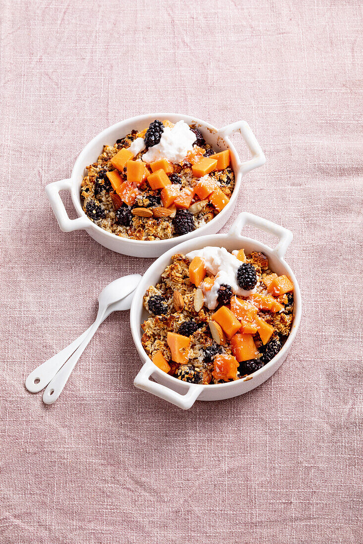 Baked Oatmeal mit Papaya, Brombeeren und Sojajoghurt