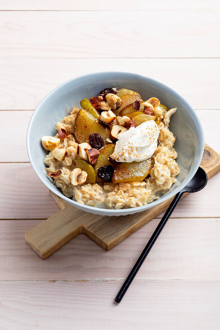 Bratbirnen-Porridge mit Haselnüssen