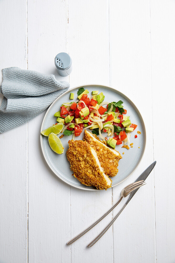 Hähnchenschnitzel in Haferflocken-Kruste und Tomatensalsa