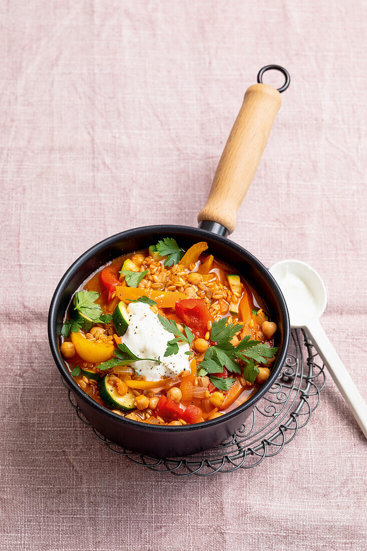 Oriental oat stew with yogurt