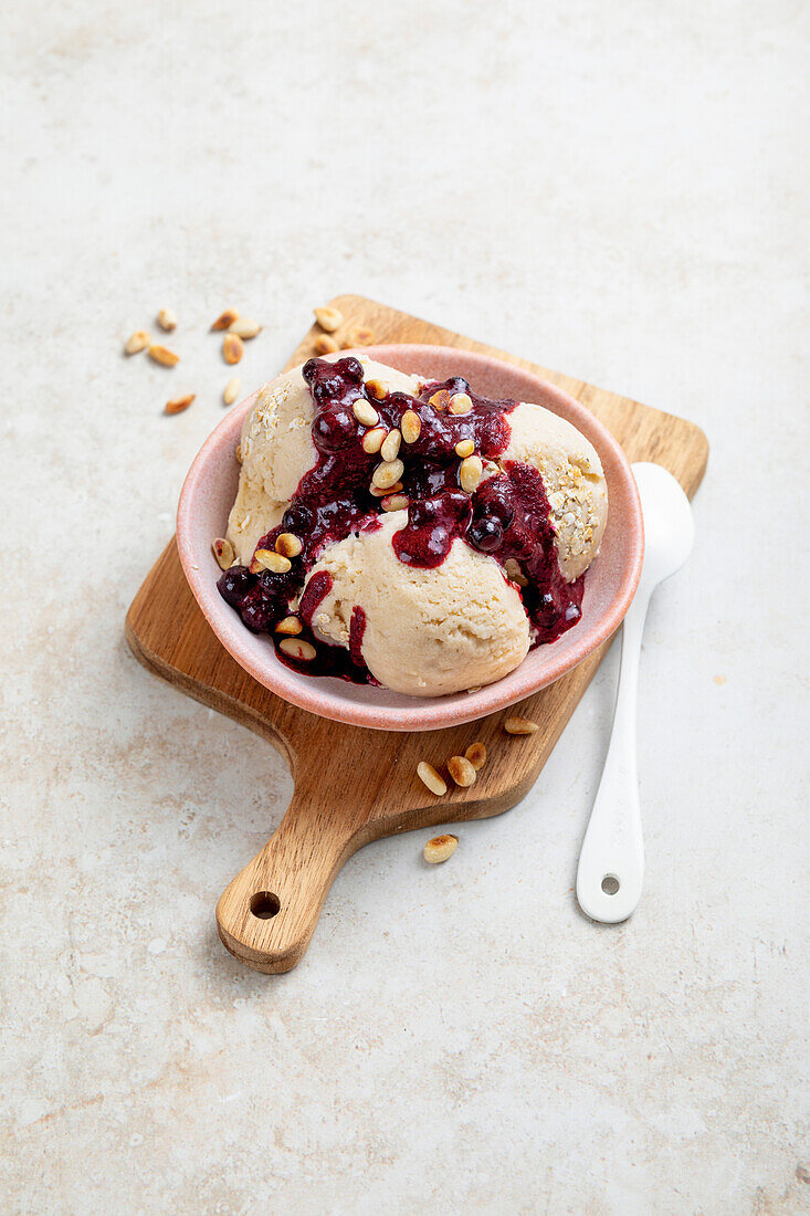 Oat-honey ice cream with berries