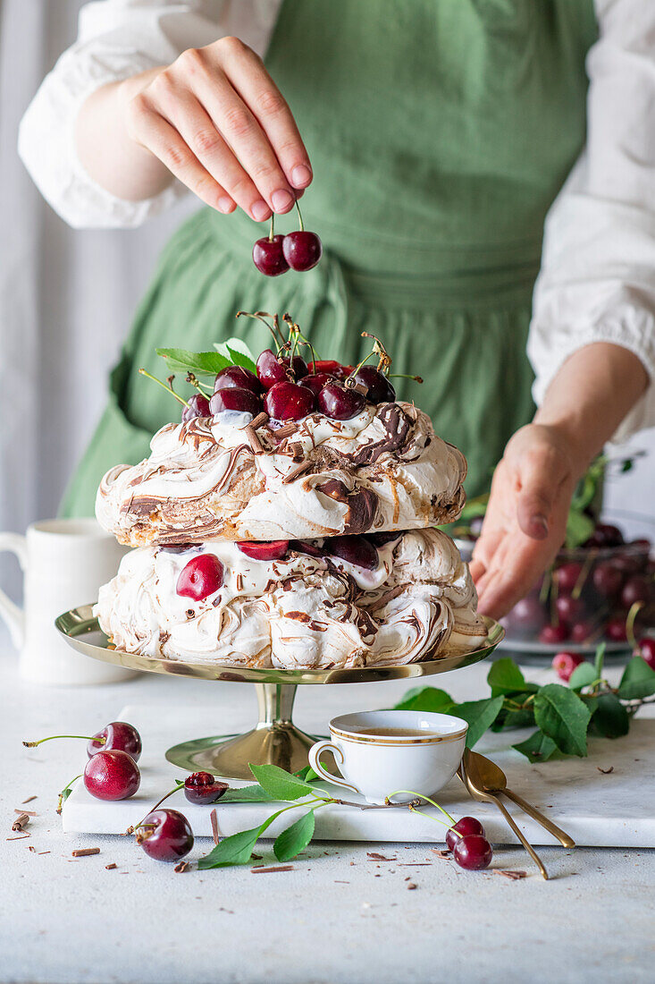 Pavlova mit Kirschen und Schokolade