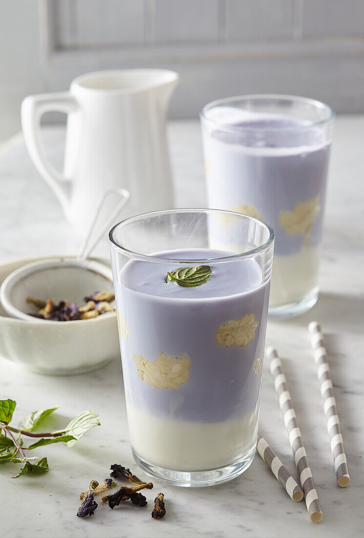 Lavendel-Joghurt-Drink mit weißer Schokolade