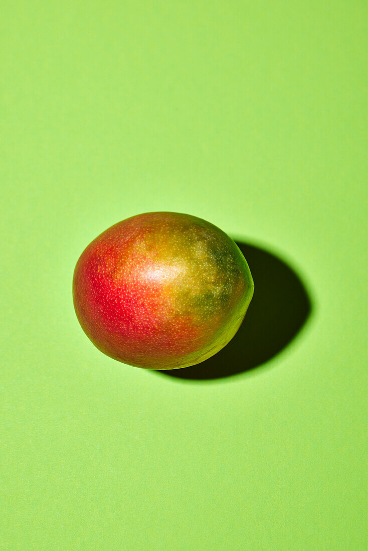 Mango auf grünem Untergrund