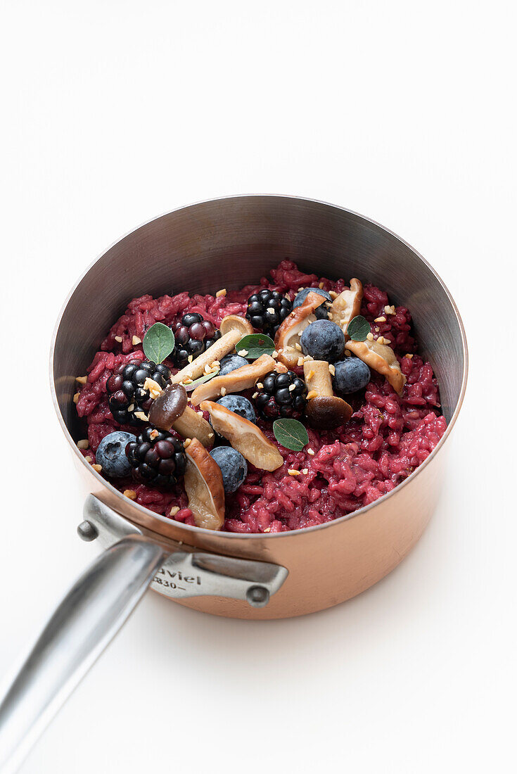 Red risotto with mushrooms and berries