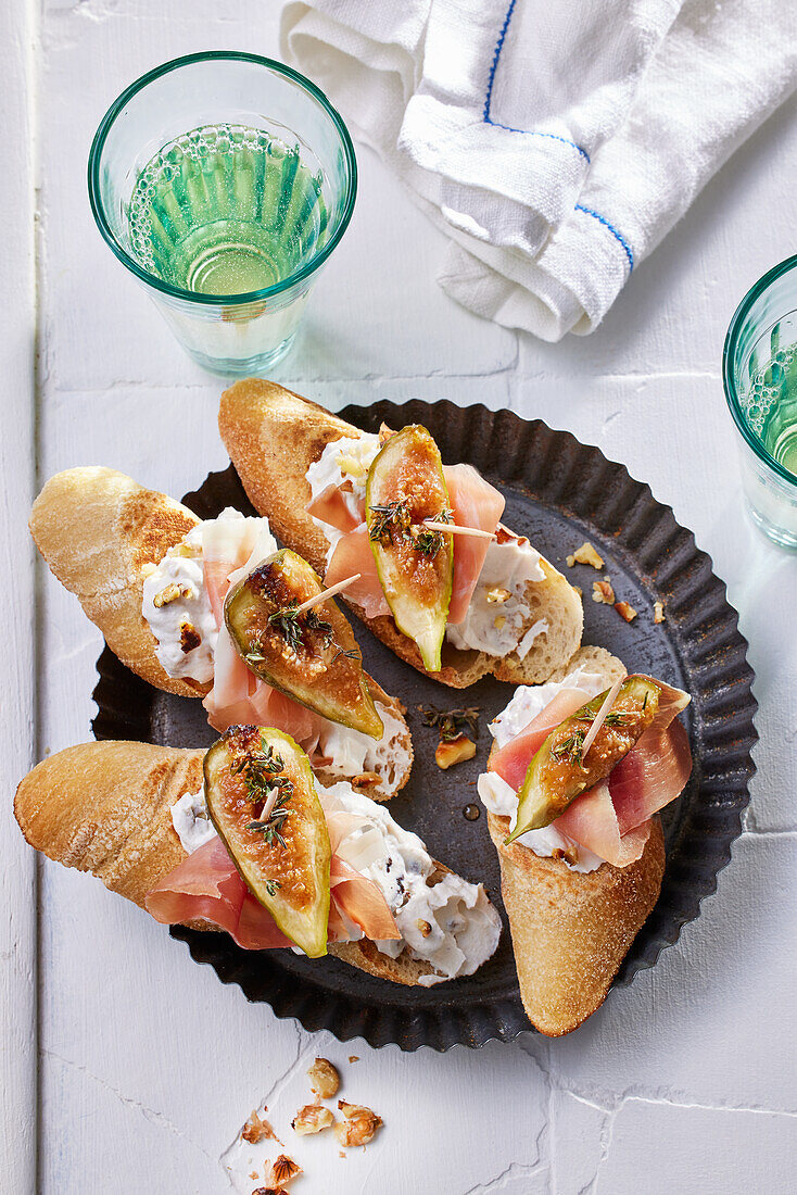 Pinchos mit Feige, Ricotta-Walnuss-Creme und Serranoschinken