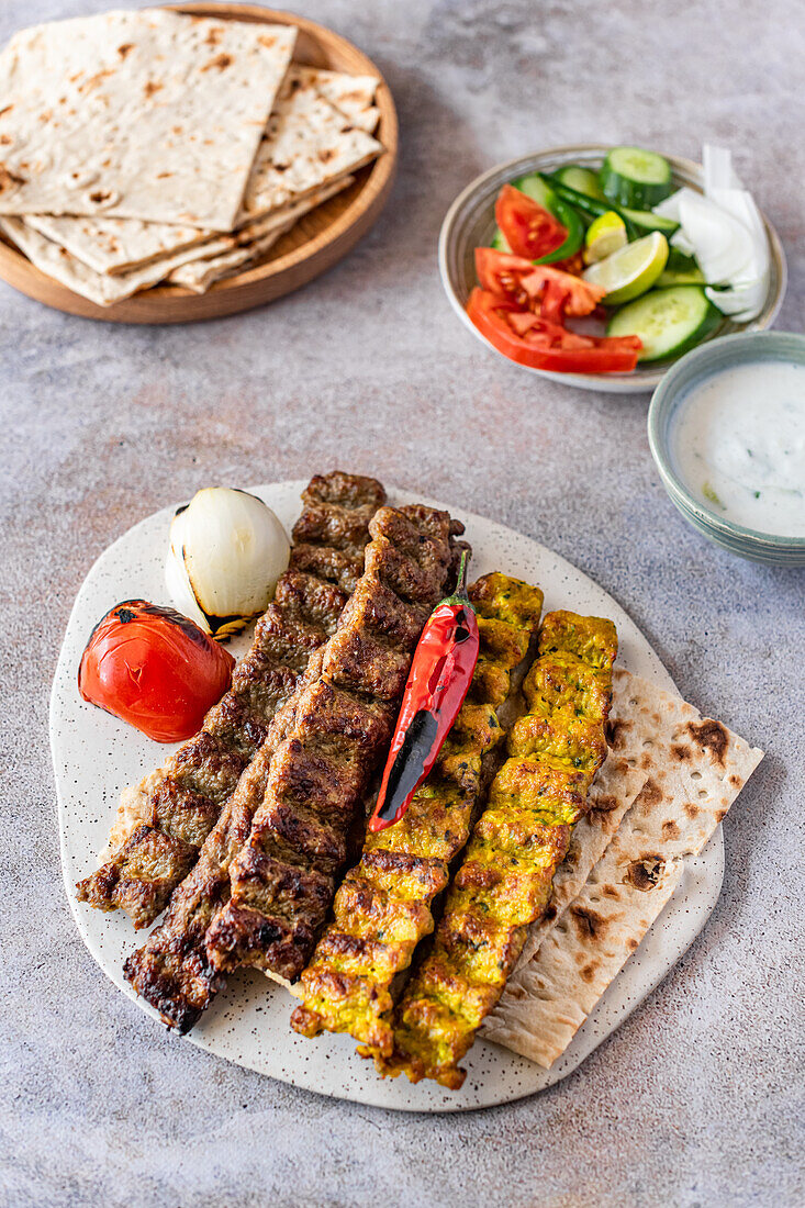 Kabab koobideh vom Huhn und Rind mit Tanoor-Brot, Salat und Mast-O-Khiar (Persien)