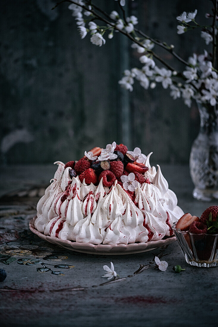 Pavlova aus der Heißluftfritteuse mit Beeren