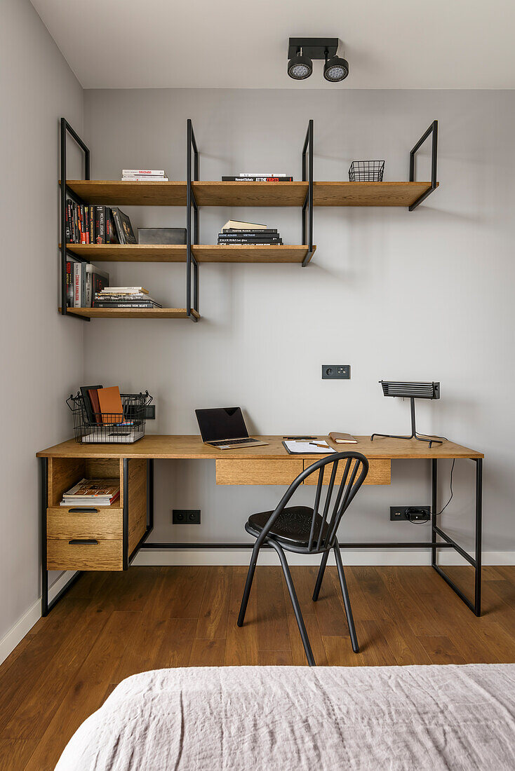 Desk and shelves in light oak and black metal in bedroom